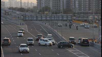 Some vehicle drivers were confused and took wrong turns, which forced them to drive on the wrong side. But, in Gurugram section on the surface level, a number of drivers were found driving on the wrong side to avoid a distant U-turn at Dwarka Expressway near Sector-99, in Gurugram on Wednesday. (HT PHOTO.)