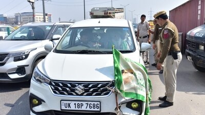 Delhi Police conduct vehicle checks at the Gazhipur border in Uttar Pradesh before allowing entry into the national capital for the ‘Kisan Mahapanchayat’ on Thursday (Sakib Ali/HT Photo) Delhi Police conduct vehicle checks at the Gazhipur border in Uttar Pradesh before allowing entry into the national capital for the ‘Kisan Mahapanchayat’ on Thursday (Sakib Ali/HT Photo)