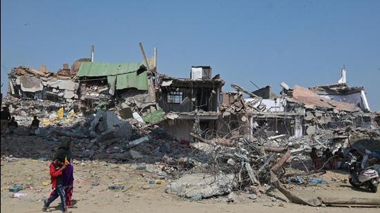 In its March 6 order, the Lucknow bench of the Allahabad high court stayed demolition of the houses of BPL card holders in Akbar Nagar till March 31. (Mushtaq Ali/HT File Photo)