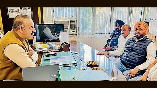 MP Ravneet Bittu filed a complaint to MC commissioner seeking FIR against MLA Gogi for breaking open locks of the shops sealed by the MC in Ludhiana on Thursday. (HT Photo)