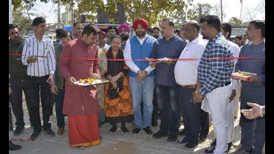 MP Bittu was accompanied by former MLA and district Congress president Sanjay Talwar. (HT Photo)