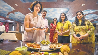 Participants present their dishes at a preview of the flower food festival on Friday. (Raj K Raj/HT Photo) Participants present their dishes at a preview of the flower food festival on Friday. (Raj K Raj/HT Photo)