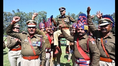 Police personnel giving farewell to outgoing Chandigarh DGP Praveer Kumar Ranjan on Friday. (Keshav Singh/HT) Police personnel giving farewell to outgoing Chandigarh DGP Praveer Kumar Ranjan on Friday. (Keshav Singh/HT)