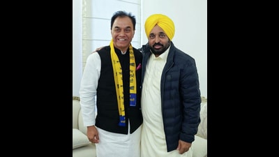 Punjab MLA Dr Raj Chabbewal joins the Aam Admi Party in the presence of CM Bhagwant Mann in Chandigarh on Friday. (Punjab AAP - X)