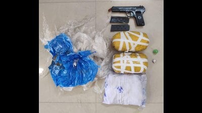 Two packets wrapped with yellow adhesive tape containing approximately 3.380 Kg heroin and another packet containing one pistol with two magazines have been recovered (Photo: X)
