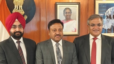 CEC Rajiv Kumar (centre) welcomed the two newly-appointed Election Commissioners Gyanesh Kumar (right) and Dr Sukhbir Singh Sandhu. (ECI)