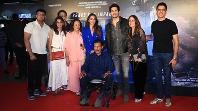 Kiara Advani and Sidharth Malhotra were also seen posing with their family members on the red carpet. Kiara's parents, Jagdeep Advani and Genevieve Jaffrey, as well as Sidharth's mother Rimma Malhotra and father Sunil Malhotra posed with the couple and other family members at Yodha premiere in Mumbai. 