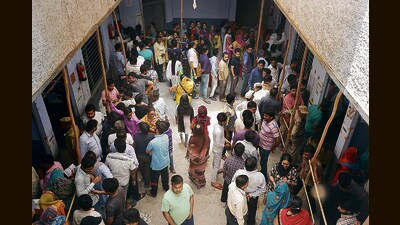 A crowded polling centre during the 2019 Lok Sabha elections at Brij Puri in north-east Delhi. (Sonu Mehta/HT PHOTO)
