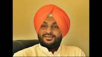 Another FIR against MP Bittu for putting lock on Carcass plant. (HT) Another FIR against MP Bittu for putting lock on Carcass plant. (HT)