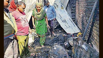 Locals gathered at the shanty that caught fire in Macchiwara in Ludhiana . (HT)