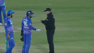 Peshawar Zalmi were penalty runs due to ‘illegal fielding’ in the PSL match. Peshawar Zalmi were penalty runs due to ‘illegal fielding’ in the PSL match.