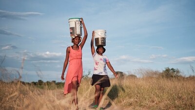 Residents of Pumula East township walk home after fetching water from a well, as temperatures soar during an El Nino-related heatwave and drought affecting a large part of the country, in Bulawayo, Zimbabwe March 7, 2024. REUTERS/KB Mpofu (REUTERS)