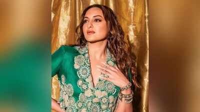 With the help of make-up artist Hinal Dattani, Sonakshi got decked up in pink eyeshadow, winged eyeliner, mascaraed lashes, contoured cheekbones, luminous highlighter and a shade of glossy pink lipstick.&nbsp; (Instagram/@aslisona)