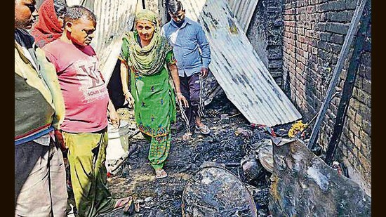 Locals gathered at the shanty that caught fire in Macchiwara in Ludhiana . (HT)