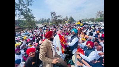 Aam Aadmi Party (AAP) candidate from Faridkot Karamjit Anmol on Sunday kicked off his poll campaign with a road show from Ajitwal in Moga to Faridkot city and paid obeisance at historic Gurdwara Tila Baba Farid. (HT Photo)
