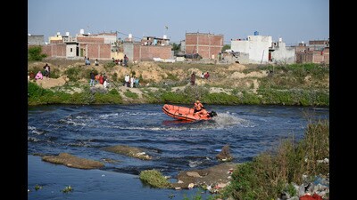 Noida police, which is maintaining a constant surveillance at the spot, said that the search operation for the other missing boy will continue on Monday. (Sunil Ghosh/HT Photo) Noida police, which is maintaining a constant surveillance at the spot, said that the search operation for the other missing boy will continue on Monday. (Sunil Ghosh/HT Photo)
