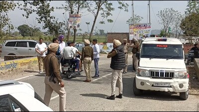 Police searching the area after a constable was killed in firing by an alleged gangster in Hoshiarpur’s Mansoorpur village. (Harpreet Kaur/HT Photo) Police searching the area after a constable was killed in firing by an alleged gangster in Hoshiarpur’s Mansoorpur village. (Harpreet Kaur/HT Photo)