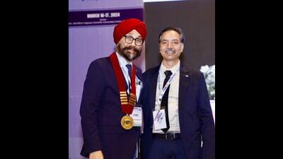 Prof Harvinder Singh Pahwa (left) at the conference in Lucknow. (HT Photo) Prof Harvinder Singh Pahwa (left) at the conference in Lucknow. (HT Photo)
