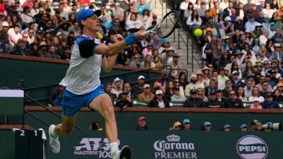 Jannik Sinner produces a sensational moment in the Indian Wells semi-final against Carlos Alcaraz. Jannik Sinner produces a sensational moment in the Indian Wells semi-final against Carlos Alcaraz.