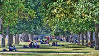 The minimum temperature was recorded at 11.9 °C on Sunday, which was five degrees below normal for this time of the year. (Vipin Kumar/HT Photo) The minimum temperature was recorded at 11.9 °C on Sunday, which was five degrees below normal for this time of the year. (Vipin Kumar/HT Photo)