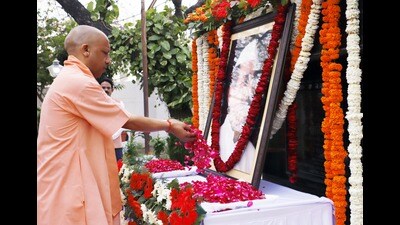 U.P. chief minister Yogi Adityanath paying tribute to former CM Hemwati Nandan Bahuguna on his death anniversary on March 17. (HT photo)