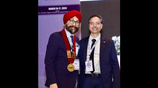 Prof Harvinder Singh Pahwa (left) at the conference in Lucknow. (HT Photo)