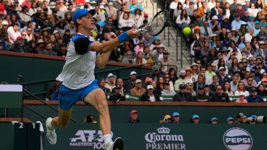 Jannik Sinner produces a sensational moment in the Indian Wells semi-final against Carlos Alcaraz.