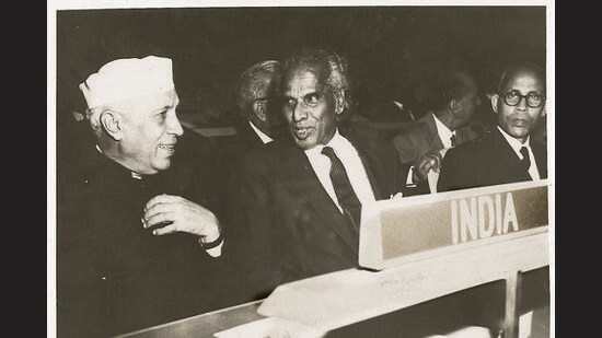 The first Prime Minister of India Jawaharlal Nehru along with VK Krishna Menon (HT File)