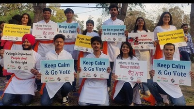 A nukkar natak was organised in Rakh Bagh to enroll and educate people. (HT photo)