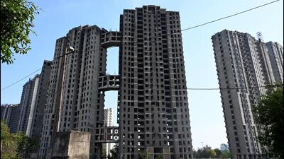 In Unitech Unihomes housing project in Sector 117, which is also partially completed, homeowners have already occupied some of the towers. (Sunil Ghosh/HT Photo) In Unitech Unihomes housing project in Sector 117, which is also partially completed, homeowners have already occupied some of the towers. (Sunil Ghosh/HT Photo)