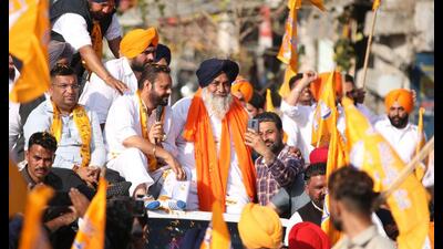 Shiromani Akali Dal (SAD) president Sukhbir Singh Badal on Monday asked the five candidates fielded by the ruling Aam Aadmi Party (AAP) for the Lok Sabha polls to quit the cabinet for smooth functioning of their ministries. Shiromani Akali Dal (SAD) president Sukhbir Singh Badal on Monday asked the five candidates fielded by the ruling Aam Aadmi Party (AAP) for the Lok Sabha polls to quit the cabinet for smooth functioning of their ministries.