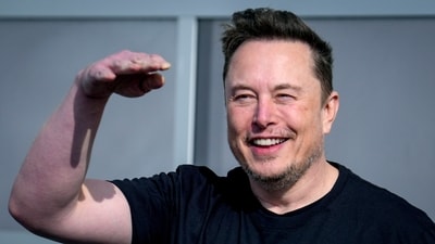 Tesla CEO Elon Musk waves as he leaves the Tesla Gigafactory for electric cars after a visit in Gruenheide near Berlin, Germany, Wednesday, March 13, 2024. ((AP Photo/Ebrahim Noroozi)) Tesla CEO Elon Musk waves as he leaves the Tesla Gigafactory for electric cars after a visit in Gruenheide near Berlin, Germany, Wednesday, March 13, 2024. ((AP Photo/Ebrahim Noroozi))