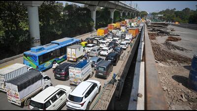 Traffic chaos on the Ring Road due to the under construction Punjabi Bagh Club Flyover on March 13. (Sanchit Khanna/HT Photo) Traffic chaos on the Ring Road due to the under construction Punjabi Bagh Club Flyover on March 13. (Sanchit Khanna/HT Photo)