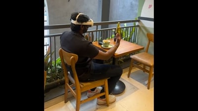 Peak Bengaluru Moment: Man with VR headset on dines alone at an eatery in the Silicon Valley of India. (X/@theceosahab) Peak Bengaluru Moment: Man with VR headset on dines alone at an eatery in the Silicon Valley of India. (X/@theceosahab)