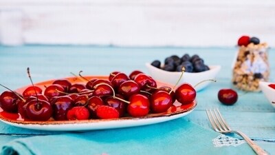 Tart cherries are rich in antioxidants, particularly anthocyanins and flavonoids. These antioxidants help neutralize harmful free radicals in the body, including those that can damage brain cells. &nbsp; (Freepik)