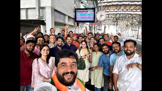 He has also visited recently sworn in Rajya Sabha MP Medha Kulkarni, another senior leader Prakash Javadekar, other ticket hopefuls such as Jagdish Mulik. (HT PHOTO)