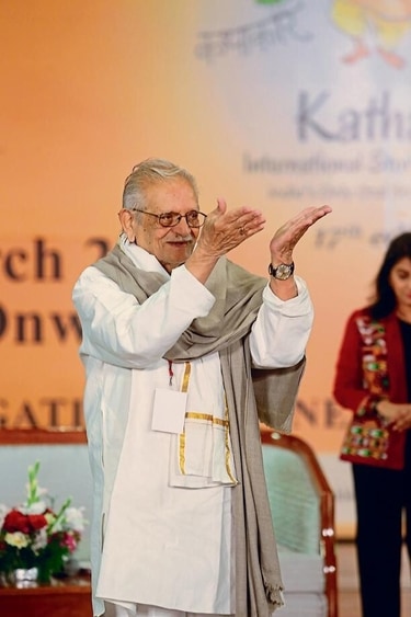 Sharing how he “didn’t want to write for films”, Gulzar confessed, “Mujhe toh bas literature ka chatkara tha, lekin main Sachin da (SD Burman) ki daant sun kar chala aaya.” (Photo: Manoj Verma/HT) Sharing how he “didn’t want to write for films”, Gulzar confessed, “Mujhe toh bas literature ka chatkara tha, lekin main Sachin da (SD Burman) ki daant sun kar chala aaya.” (Photo: Manoj Verma/HT)