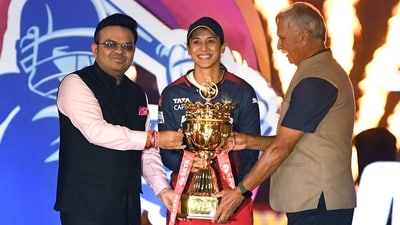 BCCI President Roger Binny and BCCI Secretary, Jay Shah present the WPL 2024 Trophy to the Royal Challengers Bangalore captain Smriti Mandhana (Ishant) BCCI President Roger Binny and BCCI Secretary, Jay Shah present the WPL 2024 Trophy to the Royal Challengers Bangalore captain Smriti Mandhana (Ishant)