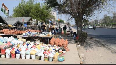 An illegal market at SPR Road near Vatika Chowk in Gurugram on Tuesday. The Gurugram Metropolitan Development Authority (GMDA) will soon start a drive to remove illegal encroachment on SPR Road and other key sector roads of the city. (Parveen Kumar/HT Photo) An illegal market at SPR Road near Vatika Chowk in Gurugram on Tuesday. The Gurugram Metropolitan Development Authority (GMDA) will soon start a drive to remove illegal encroachment on SPR Road and other key sector roads of the city. (Parveen Kumar/HT Photo)