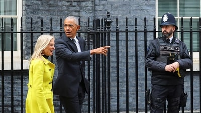 Former U.S. President Barack Obama walks with U.S. Ambassador to the United Kingdom Jane Hartley, at Downing Street in London, Britain, March 18, 2024. (REUTERS)