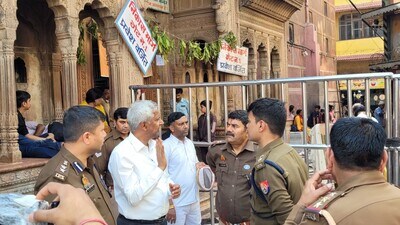 DM Mathura Shailendra Singh and SSP Mathura Shailesh Pandey at Sri Bankey Bihari temple after death of devotee on Tuesday. (HT) DM Mathura Shailendra Singh and SSP Mathura Shailesh Pandey at Sri Bankey Bihari temple after death of devotee on Tuesday. (HT)
