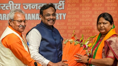 JMM legislator Sita Soren being felicitated by BJP leaders Vinod Tawde and Laxmikant Bajpai as she joins the party in New Delhi on Tuesday. (PTI) JMM legislator Sita Soren being felicitated by BJP leaders Vinod Tawde and Laxmikant Bajpai as she joins the party in New Delhi on Tuesday. (PTI)
