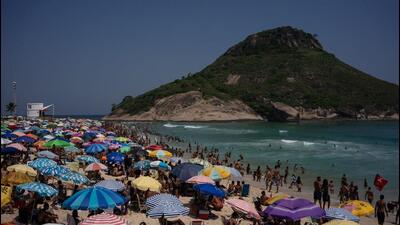 People cool off on the Recreio dos Bandeirantes beach during a heatwave in Rio de Janeiro, Brazil on November 15, 2023. (AFP) People cool off on the Recreio dos Bandeirantes beach during a heatwave in Rio de Janeiro, Brazil on November 15, 2023. (AFP)