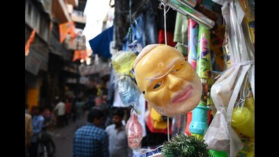 The Modi mask is back to the fore in Aminabad and Yahiyaganj markets (HT)