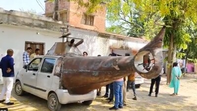 The modified vehicle made by two brothers in Uttar Pradesh. (X/@priyarajputlive) The modified vehicle made by two brothers in Uttar Pradesh. (X/@priyarajputlive)