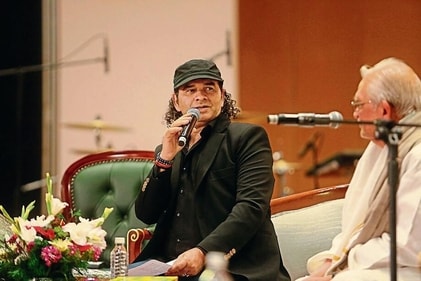 Singer Mohit Chauhan recalled, while singing Gulzar's songs, "Main kandhe par guitar taang kar har jagah Gulzar sa’ab ke gaane gungunaya karta tha.” (Photo: Manoj Verma/HT) Singer Mohit Chauhan recalled, while singing Gulzar's songs, "Main kandhe par guitar taang kar har jagah Gulzar sa’ab ke gaane gungunaya karta tha.” (Photo: Manoj Verma/HT)