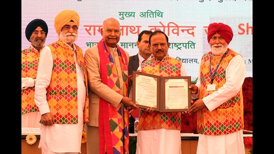 Former President Ram Nath Kovind and Central University V-C Raghavendra P Tiwari (red turban) along with Chancellor Prof Jagbir Singh honouring NSA Ajit Doval during 9th convocation in Bathinda on Tuesday. (Sanjeev Kumar /HT)