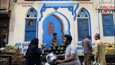 A wall on Shah Abul Khair street has been painted over with drawings of old-style doorways and arches. (HT Photo) A wall on Shah Abul Khair street has been painted over with drawings of old-style doorways and arches. (HT Photo)