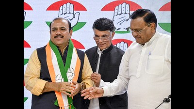 Bahujan Samaj Party (BSP) MP Danish Ali joins Congress in the presence of Congress leader Pawan Khera, at AICC headquarters, in New Delhi on Wednesday (Mohd Zakir/ ANI) Bahujan Samaj Party (BSP) MP Danish Ali joins Congress in the presence of Congress leader Pawan Khera, at AICC headquarters, in New Delhi on Wednesday (Mohd Zakir/ ANI)