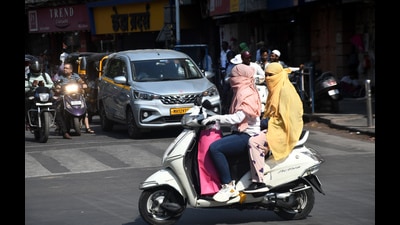 Commenting on the issue, Dr Bhagwan Pawar, Health officer, PMC, said, citizens should avoid going out in the sun, especially between 12 noon and 3 pm, and keep themselves hydrated. (MAHENDRA KOLHE/ HT PHOTO) Commenting on the issue, Dr Bhagwan Pawar, Health officer, PMC, said, citizens should avoid going out in the sun, especially between 12 noon and 3 pm, and keep themselves hydrated. (MAHENDRA KOLHE/ HT PHOTO)
